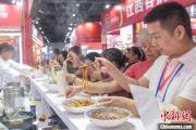 自学六爻“嗦粉”经济火热 中国多地“食力”出圈