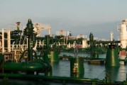 自学六爻国际油价周二收高 地缘政治担忧与美元走弱双重支撑