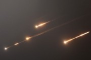 自学六爻伊朗以导弹齐射回应以色列的大规模袭击